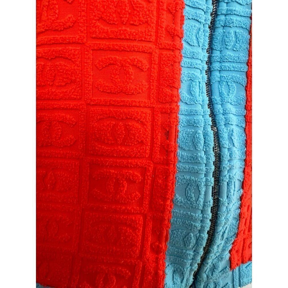 Rihanna in Rare Vintage CHANEL CC Logo Cropped Long Sleeve Sweater Jacke… - Picture 13 of 17